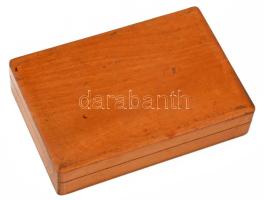 Vegyes órakulcsok, felhúzók, fadobozban. 10x15cm