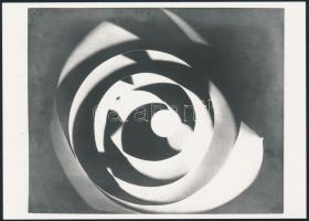 Man Ray (1890-1976): Rayogramme, fotóreprodukció, hátoldalon feliratozva, 17,5×12,5 cm