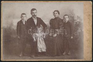 cca 1900 Osztrák családi fotó, keményhátú fotó Lütke műterméből, kopásokkal, 10,5×16,5 cm