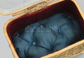 Ékszerdoboz, aranyozott fém, csiszolt üvegfedéllel, ámor és puttó figurákkal gazdagon díszített, bel...