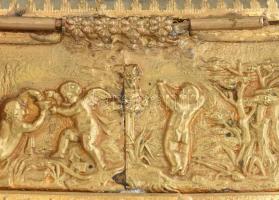 Ékszerdoboz, aranyozott fém, csiszolt üvegfedéllel, ámor és puttó figurákkal gazdagon díszített, bel...