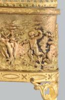 Ékszerdoboz, aranyozott fém, csiszolt üvegfedéllel, ámor és puttó figurákkal gazdagon díszített, bel...