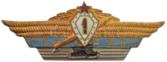 Szovjetunió ~1970. 1. osztályú harckocsizó aranyozott, zománcozott fém jelvény T:1-,2 Soviet Union ~1970. 1st class trooper badge, gilt, enamelled C:AU,XF