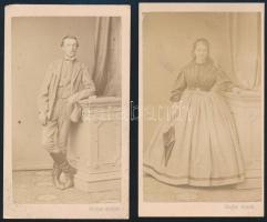 cca 1865 Női és férfi egész alakos portré, 2 db keményhátú fotó Mager Ármin komáromi műterméből, 10,5×6,5 cm