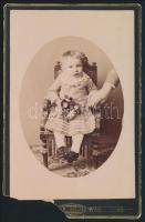 cca 1900 Gyerekportré, keményhátú fotó Császár külmonostori műterméből, sérült, 16,5×10,5 cm