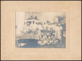 cca 1930 Konyhai dolgozók, kartonra kasírozott fotó, 12×17 cm