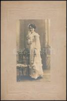 cca 1910-1920 Elegáns hölgy, kartonra kasírozott fotó, sérült karton, 18,5×10 cm