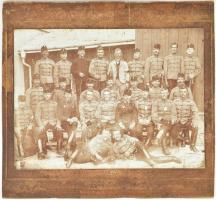 cca 1914-1918 Huszárok csoportképe, kartonra kasírozott fotó, vágott karton, 16,5×22,5 cm