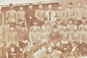 cca 1914-1918 Huszárok csoportképe, kartonra kasírozott fotó, vágott karton, 16,5×22,5 cm