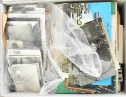 Közepes doboznyi vegyes papírrégiség, benne kb. 300 fotó, nagyon sok képeslap, utazási prospektusok, néhány könyv, naptárak, nyomtatványok, levelek, érdemes átnézni