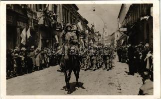 1940 Szatmárnémeti, Satu Mare; bevonulás, rohamsisakos katonák, Müller üzlete / entry of the Hungarian troops, shop + "1940 Szatmárnémeti visszatért" So. Stpl (lyuk / hole)