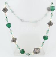 Zöld achát, tenyésztett gyöngy és fém nyaklánc, h: 52cm