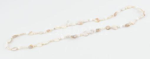 Tenyésztett gyöngy és gyöngyház szíves nyaklánc, h: 96cm