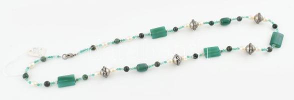 Zöld achát, tenyésztett gyöngy és ezüstözött fém nyaklánc, h: 70 cm