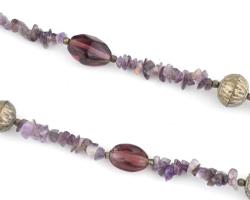 Ametiszt nyaklánc, ezüstözött fém gyöngyökkel, h: 96cm