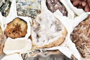 Nagy és közepesméretű ásványok, cca 20-25db, kalcit, homokkő, kvarc, stb. d: 4-11cm