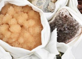 Nagy és közepesméretű ásványok, cca 20-25db, kalcit, homokkő, kvarc, stb. d: 4-11cm