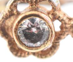 Arany (Au) 14K virágos, köves fülbevalópár, jelzett, h: 0,8 cm, bruttó: 0,98 g