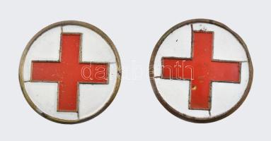 2 db Vöröskereszt kitűző, zománcozott fém, XX. sz. első fele, korának megfelelő állapotban, d: 6 cm