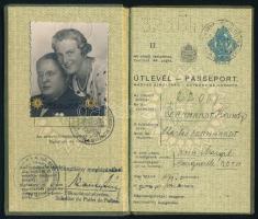 1934 Bp., Magyar Királyság által házaspár számára kiállított fényképes útlevél / Hungarian passport