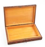 1971 Forgácsfaragott fa doboz kulccsal, zárható, alján hiányos etikettel jelzett, jó állapotban, 30x...