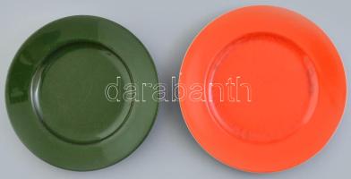 1 db Zsolnay piros + 1 db Herendi zöld süteményes tányér. Jelzettek, kis lepattanásokkal, kopásnyomokkal, d: 16,5 - 18 cm