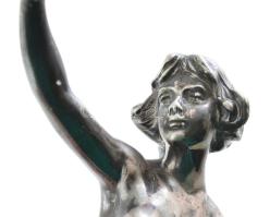 Jelzés nélkül: Szecessziós női figura. Ezüstözött ón, kicsit ferde, kis kopásokkal m:20 cm