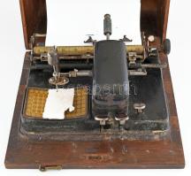 1905 Mignon írógép, nincs kipróbálva, korának megfelelő állapotban. Eredeti fadobozában. 33x35cm