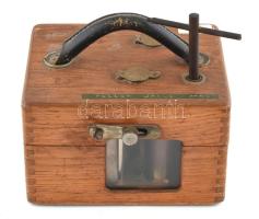 1920-40 körül Régi köves, mechanikus F. E. BENZING német galambverseny óra, kulccsal. Nincs kipróbálva. Fa tokban, bőr fogantyúval, megkímélt állapotban. 17x20x13cm