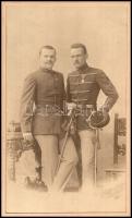 1900 Katonaportré, kartonra kasírozott fotó Koller utódai budapesti műterméből, hátoldalon feliratoz...