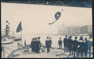 1916 Budapest, a hazatérő SMS Temes I. monitorra koszorút engednek a a Lánchídnál, hátoldalon feliratozott fotó, 9×14 cm