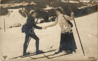 1920 Winter sport, skiers, skiing couple (fl)