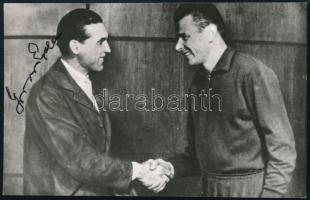 Grosics Gyula az Aranycsapat kapusa és Jasin szovjet kapus korabeli fotó későbbi nagyítása, rajta Grosics autográf aláírásával 17x11 cm
