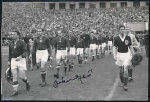 Buzánszky Gyula az Aranycsapat játékosa autográf aláírása az Aranycsapat Skócia elleni mérkőzésének 1955-ös eredeti sajtófotóján Pecséttel jelzett. (Bojár Sándor) 18x14 cm
