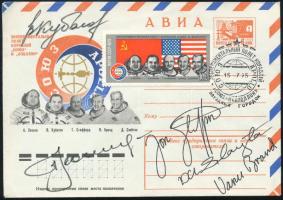 1975 Az Apollo-Szojuz közös űrrepülési program résztvevőinek autográf aláírása Alekszej Leonov (1934-2019), Valerij Kubaszov (1935-2014), szovjet és Thomas Stafford (1930-), Donald Slayton (1924-1993), Vance Brand (1931-) amerikai űrhajósok emlékborítékon /   Autographs of the crew of the 1975 Apollo-Soyuz program Jim Lowell Donald Slayton (1924-1993), Vance Brand (1931-) American and Aleksei Leonov (1934-2019), Valerii Kubasov (1935-2014) Soviet astronauts.