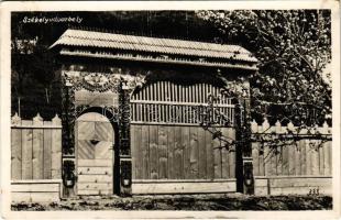 1941 Székelyudvarhely, Odorheiu Secuiesc; Székely kapu / Transylvanian wood carved gate (fl)