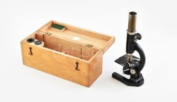 Carl Zeiss mikroszkóp, 2 db lencsével, fa dobozban. 1930-1940 körül. Korának megfelelő állapotban, m: 24,5 cm / Vintage Carl Zeiss microscope with 2 lenses, in wooden box