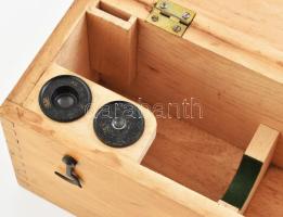 Carl Zeiss mikroszkóp, 2 db lencsével, fa dobozban. 1930-1940 körül. Korának megfelelő állapotban, m...