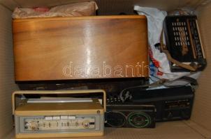 Nagy régi rádió tétel, benne: Orion 323 (nagyméretű fadobozos rádió), 1db Orionton, 2db Sokol, Bisony, Signal 304, Cosmos-M típusú táskarádió, rádióvevő-készülékek tervezése címmel megjelent könyv illetve egyéb, különböző alkatrészek