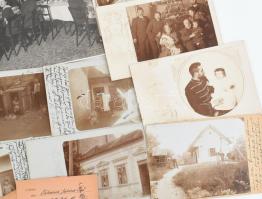 cca 1895-1945 Katonai fénykép és levelezőlap gyűjtemény, egy családból: tábori posta, fotólapok, kem...