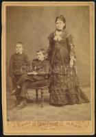 cca 1870 Nő gyermekeivel, keményhátú fotó, hátoldalon feliratozva Tiedge műterméből, 16,5×10,5 cm