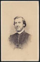 cca 1870 Ismeretlen férfi mellképe, keményhátú fotó Tiedge János pesti műterméből, 10,5×6,5 cm