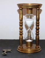 Dekoratív réz homokóra 13cm-es magassággal és mellé egy régi kis kulcs