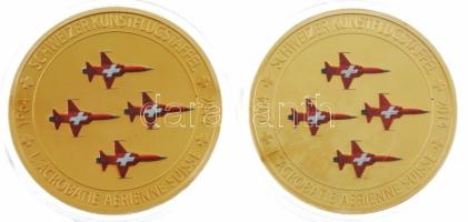 Svájc 2014. &quot;Schweizer Militargeschichte / Schweizer kunstflugstaffel&quot; aranyozott Cu emlékérem multicolor rátéttel kapszulában (2x) (40mm) T:PP Switzerland 2014. &quot;Schweizer Militargeschichte / Schweizer kunstflugstaffel&quot; gold plated Cu commemorative medallion with multicolor inlay in capsule (2x) (40mm) C:PP