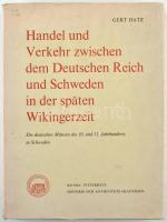 Gert Hatz: Handel und Verkehr zwischen dem Deutschen Reich und Schweden in der spaten Wikingerzeit - Die deutschen Münzen des 10. und 11. Jahrhunderts in Schweden (Kereskedelem és forgalom a Német Birodalom és Svédország között a késő viking korban - A 10-11. századi német érmék Svédországban) Historie Och Antikvitetsakademien, Lund, 1974. Német nyelvű kötet, használt állapotban, kissé viseltes borítóval.