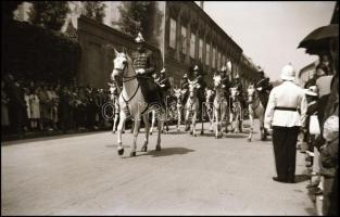 cca 1938 Rendőrök és lovas csendőrök egy körmeneten, 3 db fotónegatív, 6×9 cm