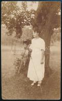 cca 1915 Hölgy állványos fényképezőgéppel, fotólap, 13,5×8,5 cm