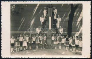 1930 Hiszünk Magyarország feltámadásában irredenta életkép kisgyerekekkel, zászlókkal, 8,5×13,5 cm