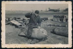 Tűzszerész II. világháborús bombával, fotó, pecséttel jelzett (Popp Hajdúböszörmény), 6×9 cm