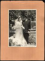 cca 1940 Repülős tiszt esküvője, kartonra kasírozott fotó, sérült karton, 23×18 cm